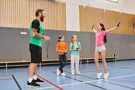 风雨无阻穆勒冒着大雨坚持运动——打高尔夫